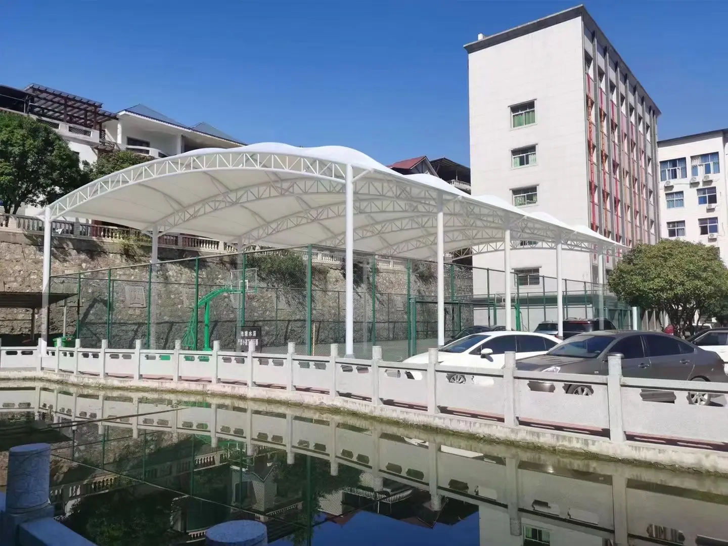 贵州湄潭园区停车棚总在漏水生锈？源头膜结构厂家：按本地气候选材，避开三大坑