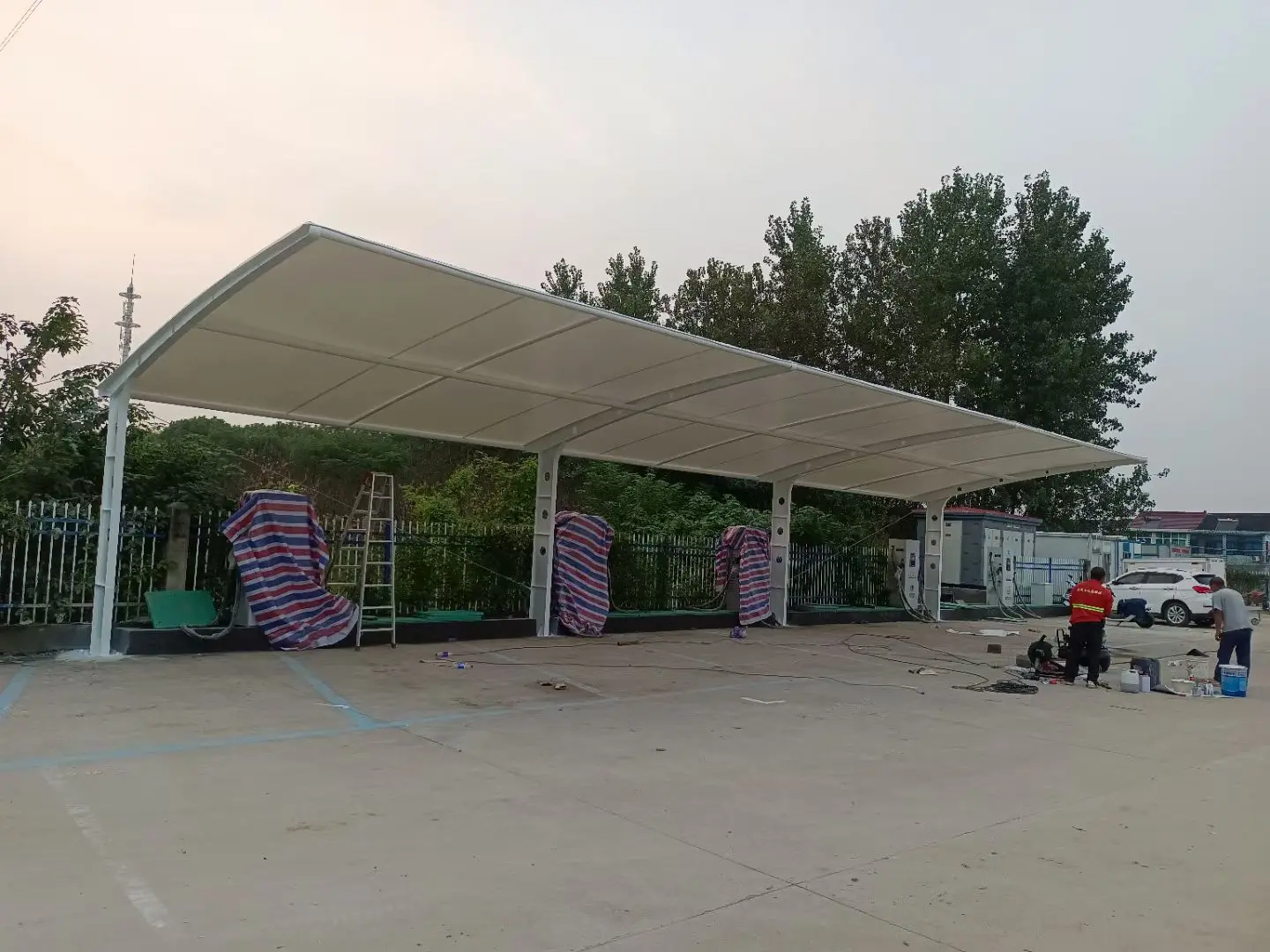 贵州湄潭膜结构工程科普：山地多雨强紫外线环境，停车棚选材别只看低价